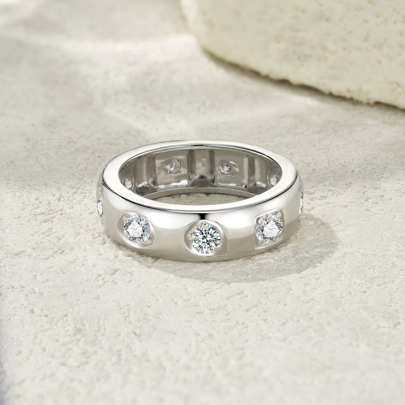 A Luxurious And Fashionable Minimalist Jewelry Ring For Women Featuring A 0.1-carat Top-quality Morganite, Made Of S925 Silver Electroplated With Platinum.