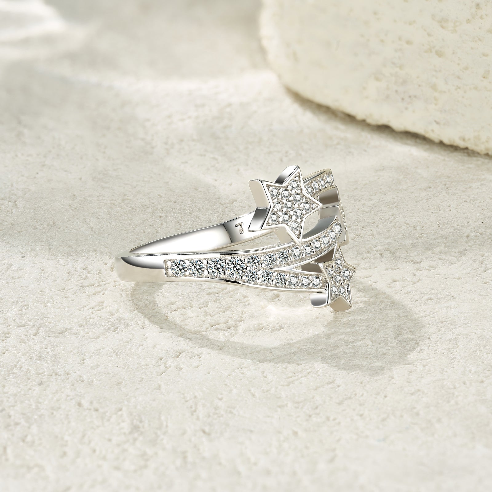A Luxurious And Fashionable Minimalist Jewelry Ring For Women Featuring A 0.1-carat Top-quality Morganite, Made Of S925 Silver Electroplated With Platinum.