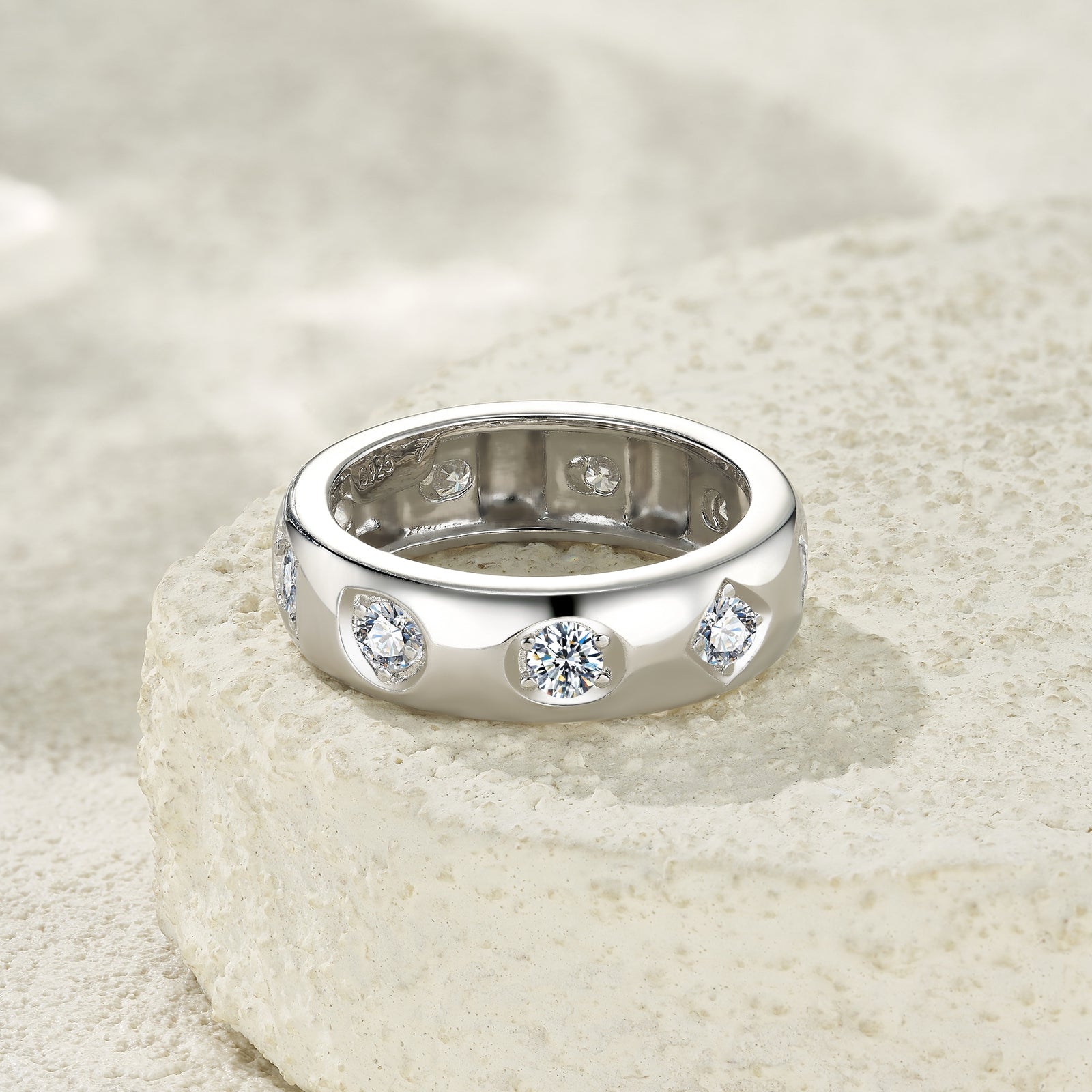 A Luxurious And Fashionable Minimalist Jewelry Ring For Women Featuring A 0.1-carat Top-quality Morganite, Made Of S925 Silver Electroplated With Platinum.
